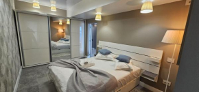 Premier Luxury Lake Boutique Apartment